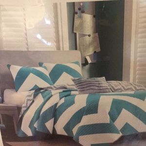 NWT-Reversible Twin/XL Quilted Bedding Set
